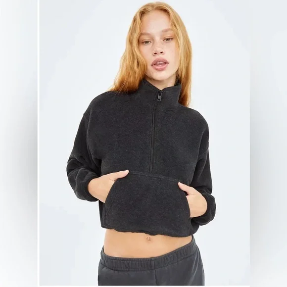 New Aritzia Black "Lena" TNA Cropped 1/2 Half-zip Fleece Sweater in size M - Picture 1 of 11